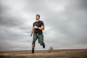 Hombre corriendo listo para cuidar su bienestar físico y mental. La imagen perfecta de autocuidado y salud integral.