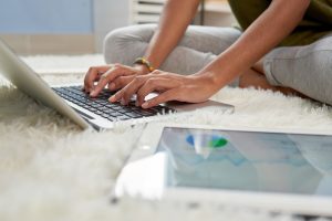 Persona sentada trabajando en una laptop con otra laptop cerrada a su lado, sugiriendo un equilibrio entre el uso de la tecnología y el descanso.