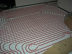 Suelo con sistema de calefacción radiante, una opción eficiente y confortable.