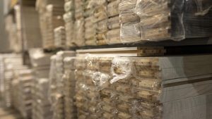 Materiales de construcción reciclados: suelo de madera recuperada y encimera de vidrio reciclado, opciones sostenibles para una casa ecológica.