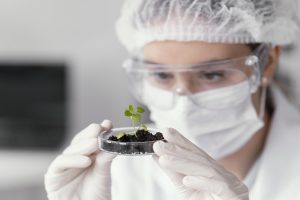 Científica observando la interacción entre la ciencia y la naturaleza.