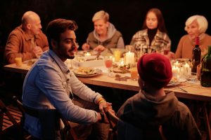 Apoyo familiar: Escucha activa y comprensión. Cada miembro es único, por eso es clave negociar apoyos específicos. Así, se fomenta la comunicación y se fortalece el vínculo familiar. Desarrollo personal y familiar en acción.