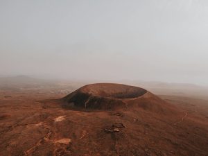 Cono volcánico en el Parque Nacional de Timanfaya, Lanzarote, España.