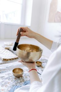Imagen de un cuenco tibetano, utilizado en la terapia de sonido para armonizar el chakra coronario y restaurar su equilibrio natural.