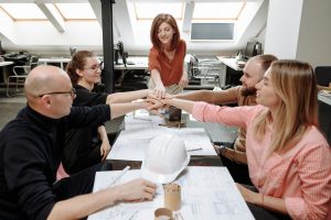 Equipo celebrando un logro conjunto.