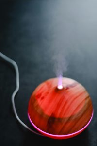  Imagen de un difusor de aceites esenciales emitiendo vapor.