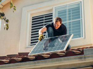 Instalación de un panel solar en un hogar. Un paso hacia hábitos sostenibles.