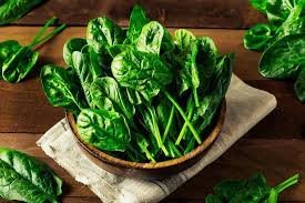 Espinacas frescas, una fuente nutritiva de vitaminas y minerales esenciales para una dieta equilibrada y variada.