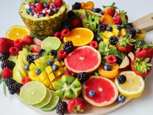 Variedad de frutas orgánicas frescas y coloridas.
