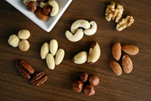 Mezcla de frutos secos como almendras, avellanas, nueces y cajú, una fuente de grasas saludables y nutrientes esenciales para una dieta equilibrada.