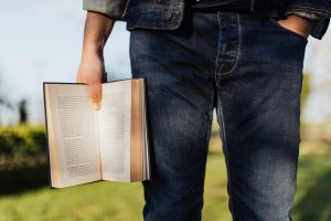 Descubre las claves del desarrollo personal con este hombre, que reflexiona sobre su camino de crecimiento mientras sostiene un libro. Prepárate para explorar nuevas ideas y alcanzar tu máximo potencial junto a él.