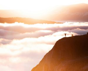Persona alcanzando la cima de una montaña: símbolo de logro y desarrollo personal. Descubre habilidades para potenciar tu vida.
