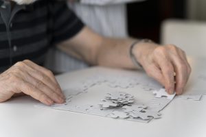 Imagen de una persona resolviendo un rompecabezas, ilustrando el proceso de resolución de problemas y la creatividad involucrada en encontrar soluciones efectivas.