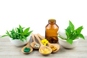  frascos de remedios homeopáticos, representativos de la medicina natural y suave utilizada en la homeopatía para estimular la curación natural del cuerpo. Una de las 5 medicinas alternativas presentadas en el articulo.