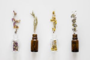 Diferentes frascos con hierbas utilizadas en la medicina alternativa homeopática