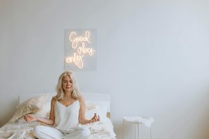 Mujer meditando en su cama- mindulness para reducir la ansiedad.