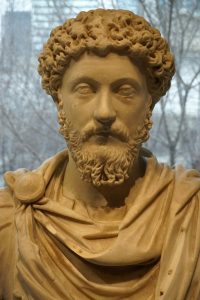 Estátua de Marco Aurelio: Representación histórica del famoso emperador romano, conocido por sus Meditaciones y su filosofía estoica. La estatua captura la majestuosidad y la sabiduría de Marco Aurelio, ofreciendo una visión atemporal de su legado y su impacto en la historia.