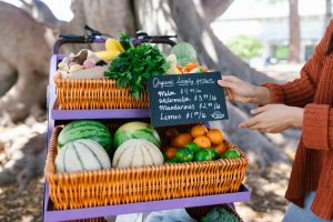 Mercado de agricultores con frutas orgánicas