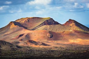 Montaña marrón en el paisaje volcánico de Yaiza, Lanzarote, España.