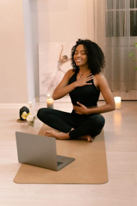 Mujer practicando autotratamiento de Reiki: colocando sus manos en el pecho para canalizar energía y promover la relajación interna.