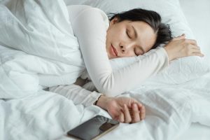 Persona durmiendo profundamente para un descanso reparador.