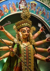 Imagen de una deidad con múltiples brazos y tres ojos, representativa de las tradiciones espirituales.